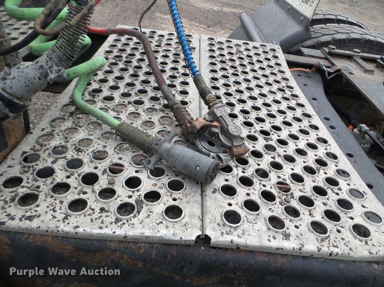 image for item DC4692 2003 Kenworth T800 semi truck