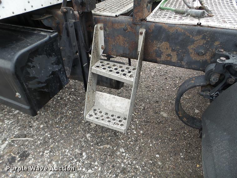 image for item DC4692 2003 Kenworth T800 semi truck