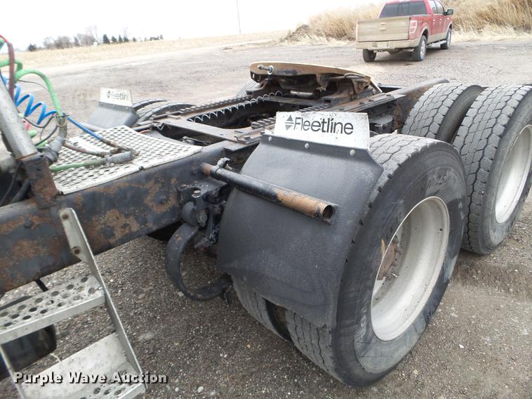 image for item DC4692 2003 Kenworth T800 semi truck