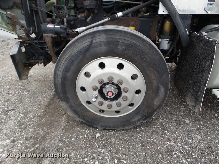 image for item DC4692 2003 Kenworth T800 semi truck