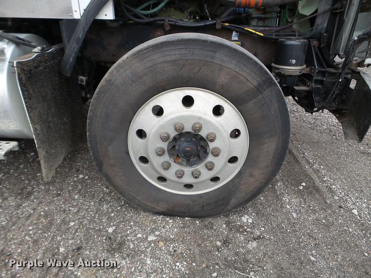 image for item DC4692 2003 Kenworth T800 semi truck