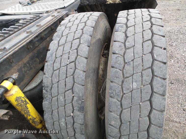 image for item DC4692 2003 Kenworth T800 semi truck