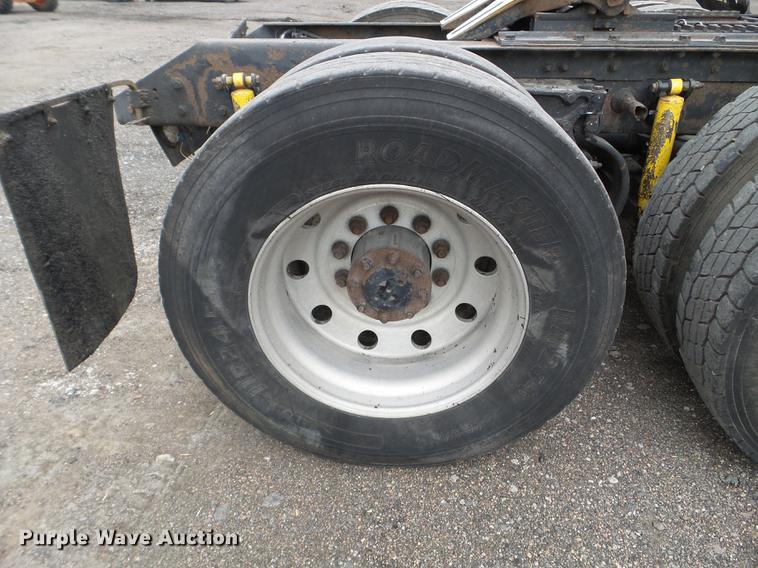 image for item DC4692 2003 Kenworth T800 semi truck