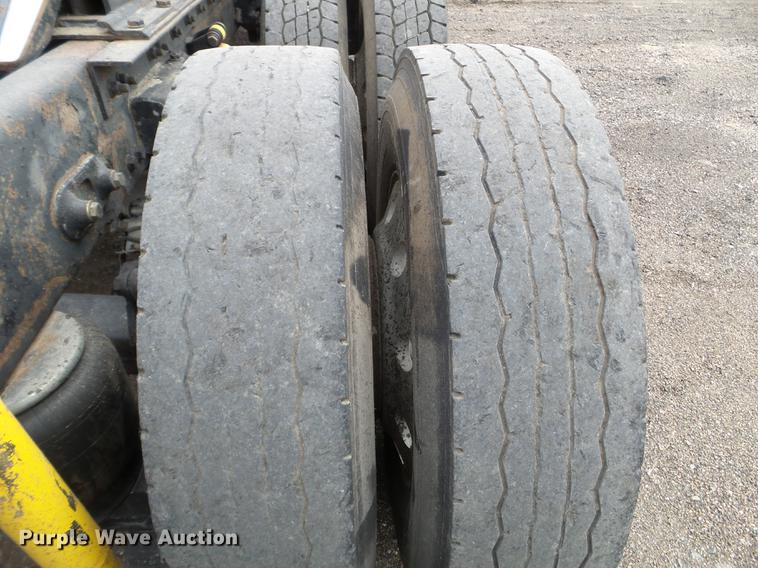 image for item DC4692 2003 Kenworth T800 semi truck