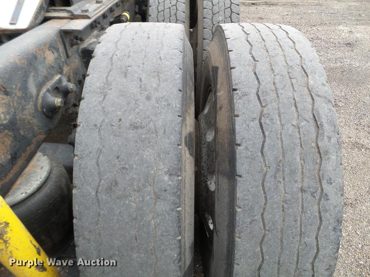 image for item DC4692 2003 Kenworth T800 semi truck