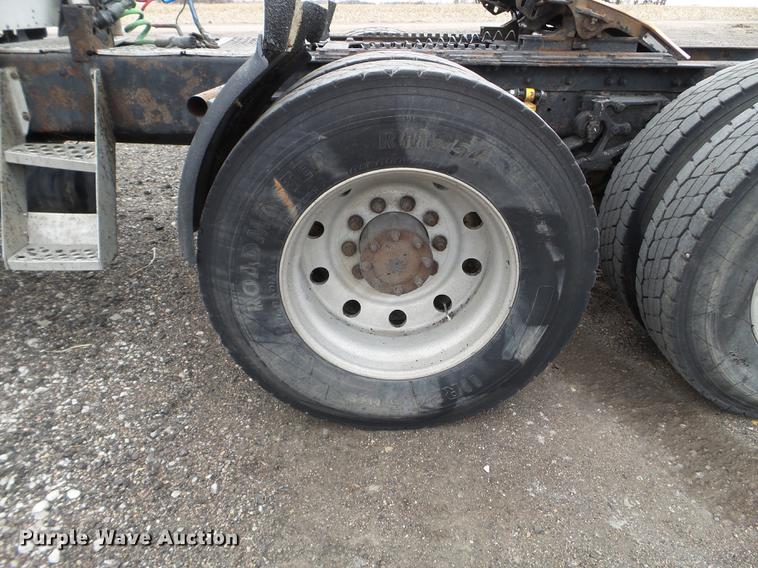 image for item DC4692 2003 Kenworth T800 semi truck