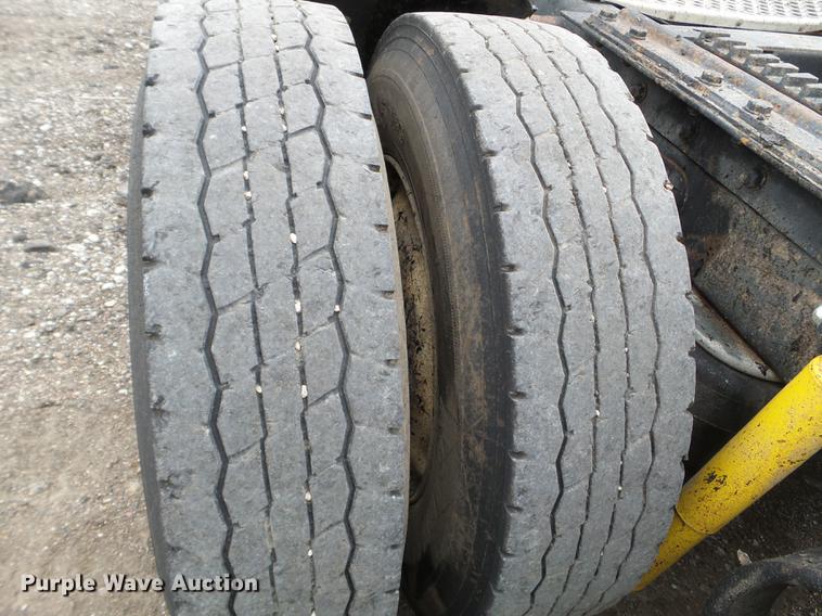 image for item DC4692 2003 Kenworth T800 semi truck