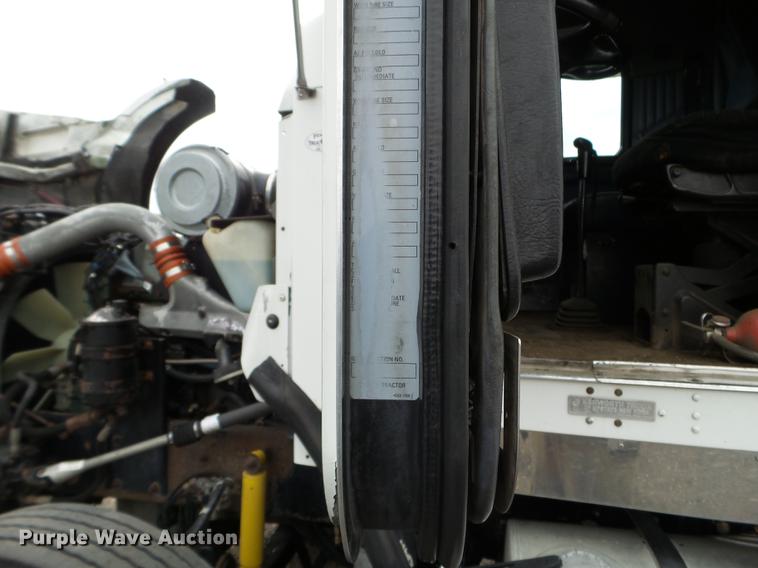 image for item DC4692 2003 Kenworth T800 semi truck