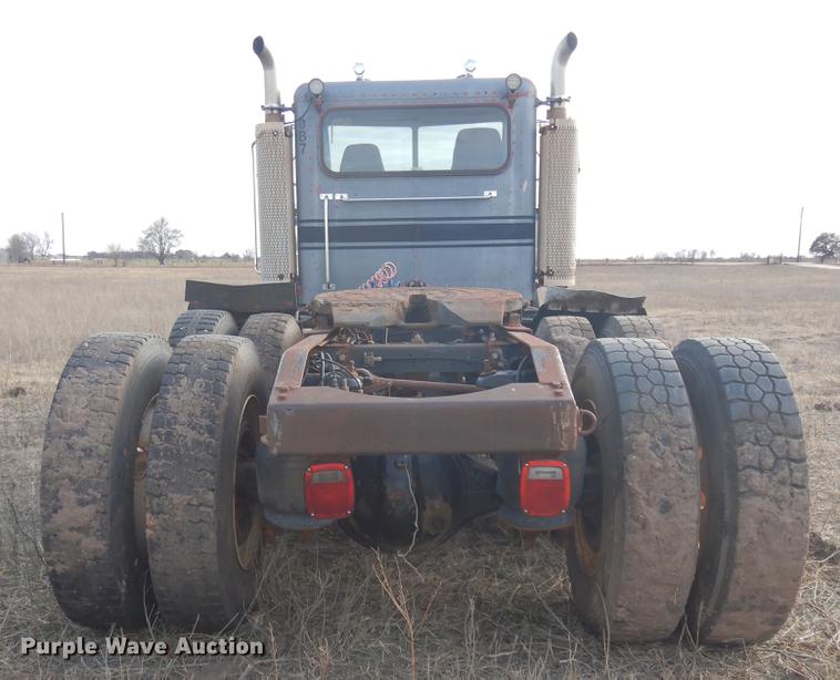 image for item DD3610 1996 Peterbilt 379 semi truck