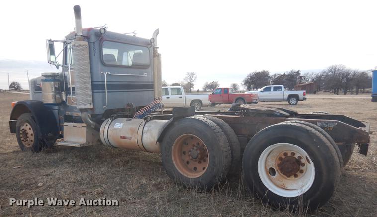 image for item DD3610 1996 Peterbilt 379 semi truck