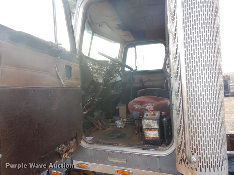 image for item DD3610 1996 Peterbilt 379 semi truck