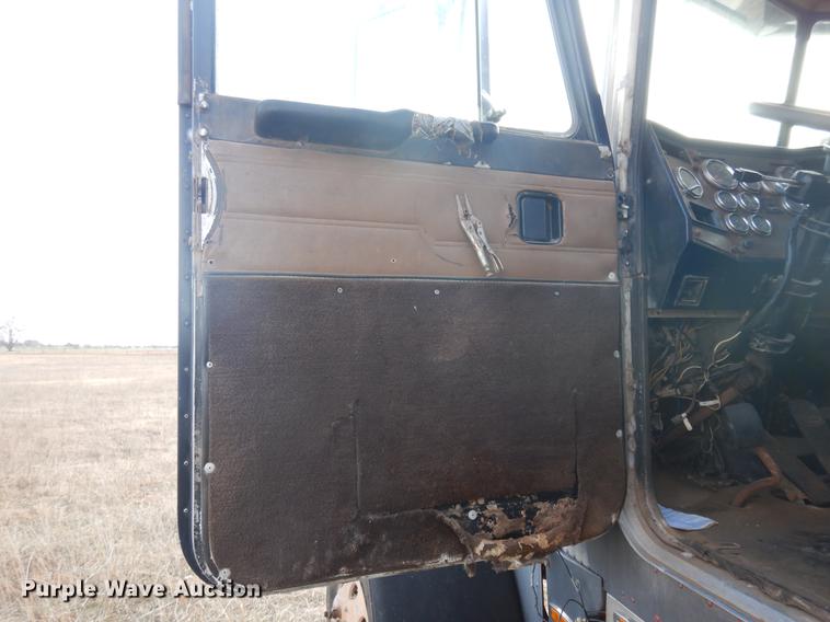 image for item DD3610 1996 Peterbilt 379 semi truck