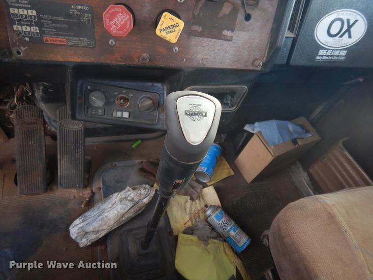 image for item DD3610 1996 Peterbilt 379 semi truck
