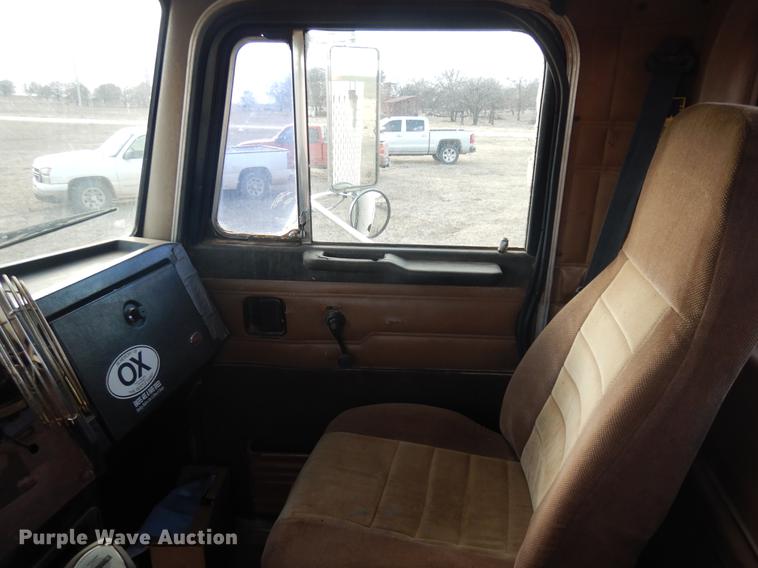 image for item DD3610 1996 Peterbilt 379 semi truck