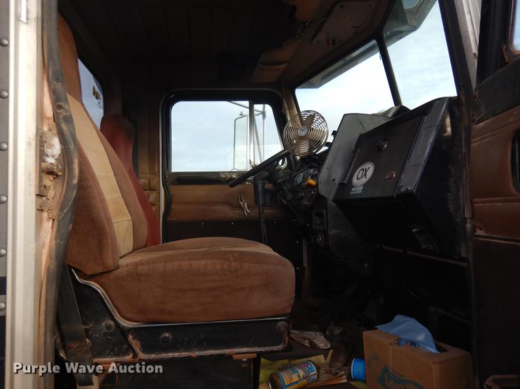 image for item DD3610 1996 Peterbilt 379 semi truck