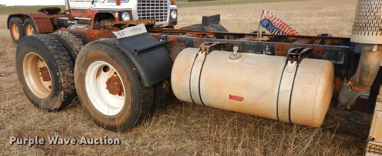 image for item DD3610 1996 Peterbilt 379 semi truck