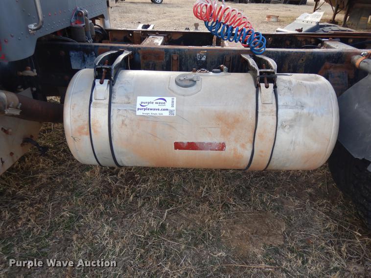 image for item DD3610 1996 Peterbilt 379 semi truck