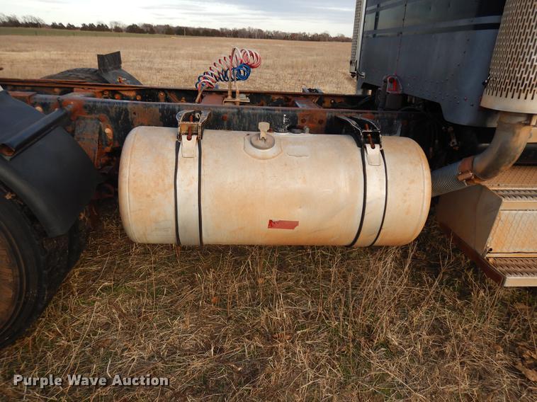 image for item DD3610 1996 Peterbilt 379 semi truck