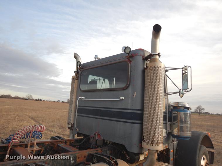 image for item DD3610 1996 Peterbilt 379 semi truck