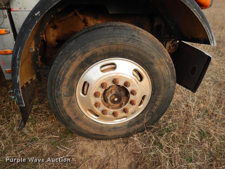 image for item DD3610 1996 Peterbilt 379 semi truck