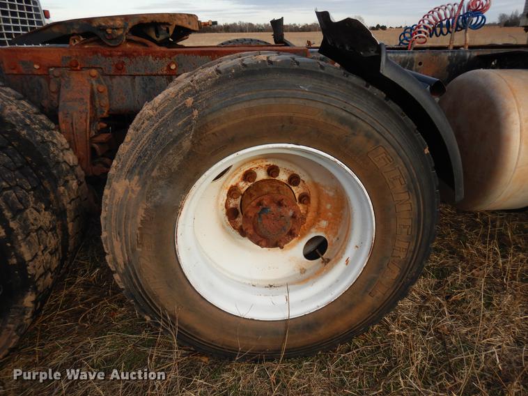 image for item DD3610 1996 Peterbilt 379 semi truck