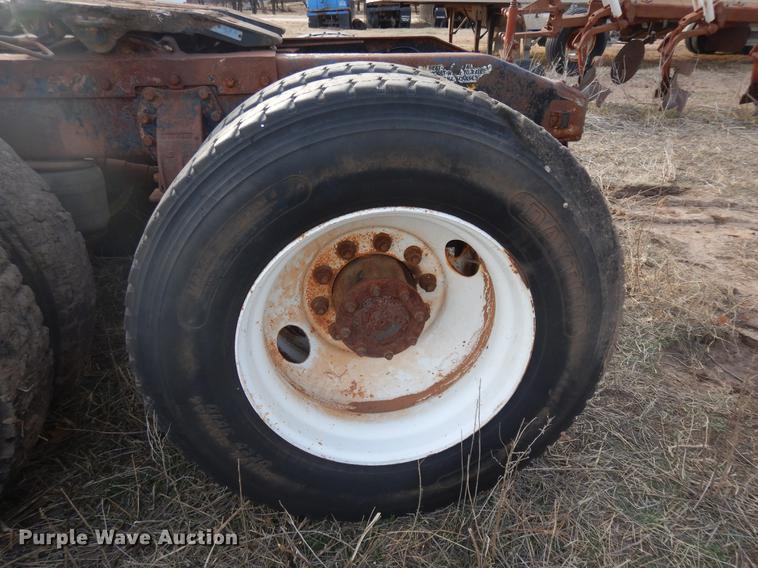 image for item DD3610 1996 Peterbilt 379 semi truck