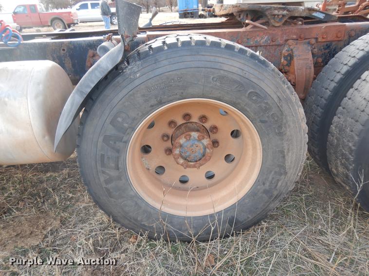 image for item DD3610 1996 Peterbilt 379 semi truck