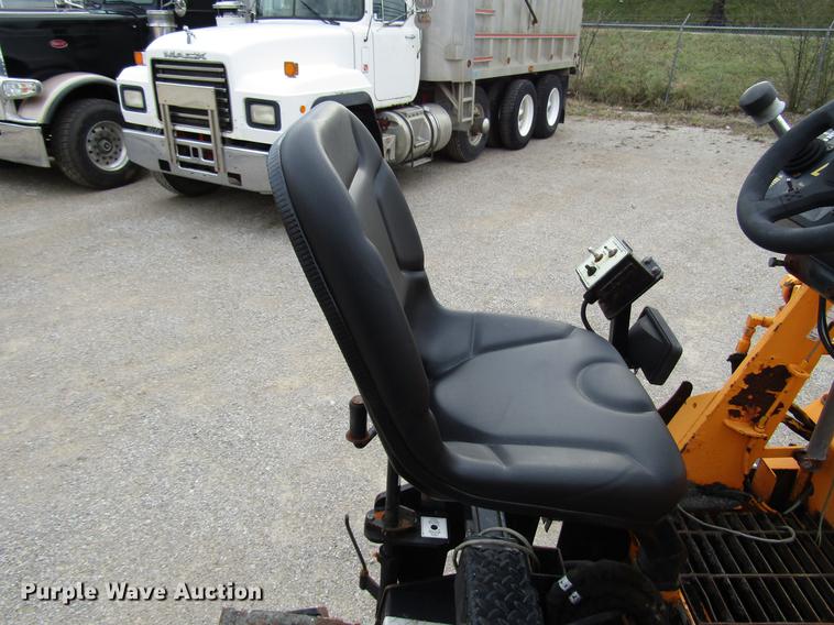 image for item DD4437 2006 LeeBoy 8515 paver