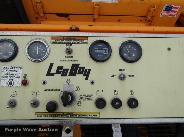 image for item DD4437 2006 LeeBoy 8515 paver