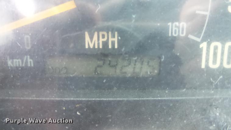 image for item DE4950 2002 Isuzu NPC7SC dump truck