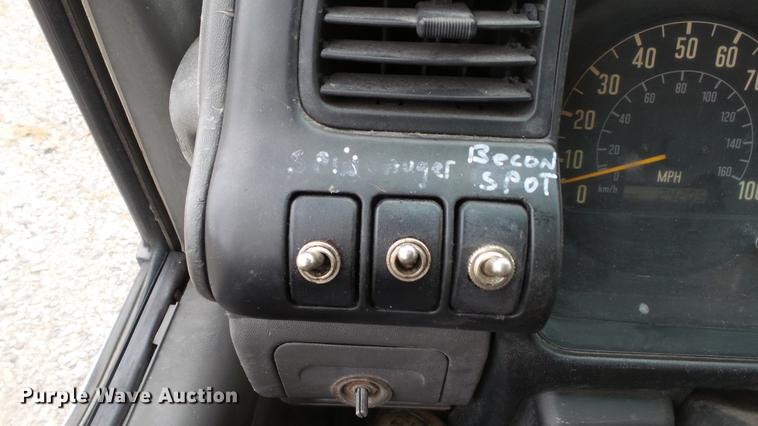 image for item DE4950 2002 Isuzu NPC7SC dump truck