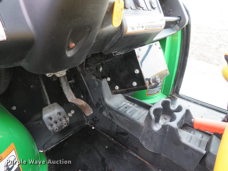 image for item DE4951 2014 John Deere Gator XUV 825i UTV
