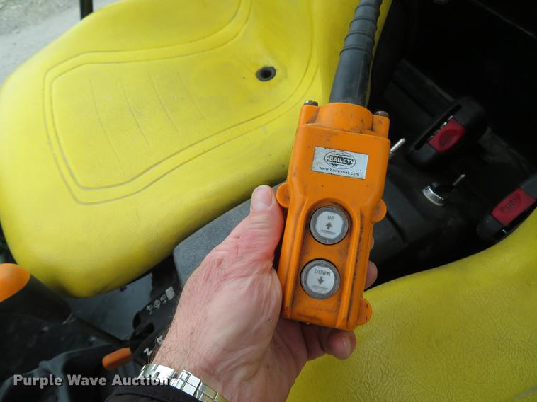 image for item DE4951 2014 John Deere Gator XUV 825i UTV