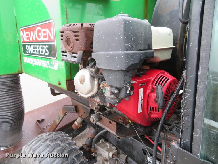 image for item DE4951 2014 John Deere Gator XUV 825i UTV