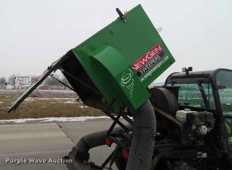 image for item DE4951 2014 John Deere Gator XUV 825i UTV