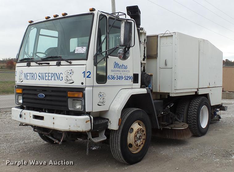 image for item DE4952 1995 Ford CF7000 street sweeper