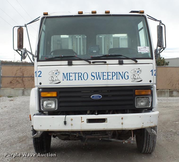 image for item DE4952 1995 Ford CF7000 street sweeper