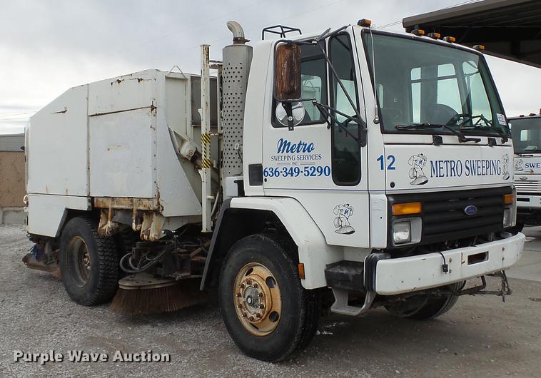 image for item DE4952 1995 Ford CF7000 street sweeper