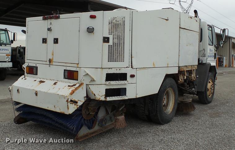 image for item DE4952 1995 Ford CF7000 street sweeper
