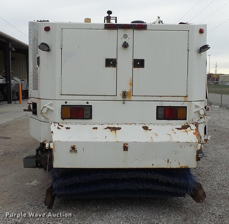 image for item DE4952 1995 Ford CF7000 street sweeper