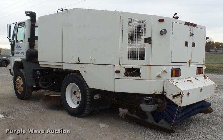 image for item DE4952 1995 Ford CF7000 street sweeper