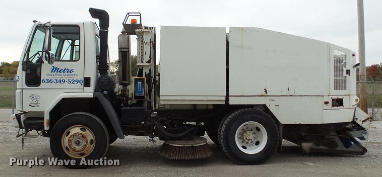 image for item DE4952 1995 Ford CF7000 street sweeper