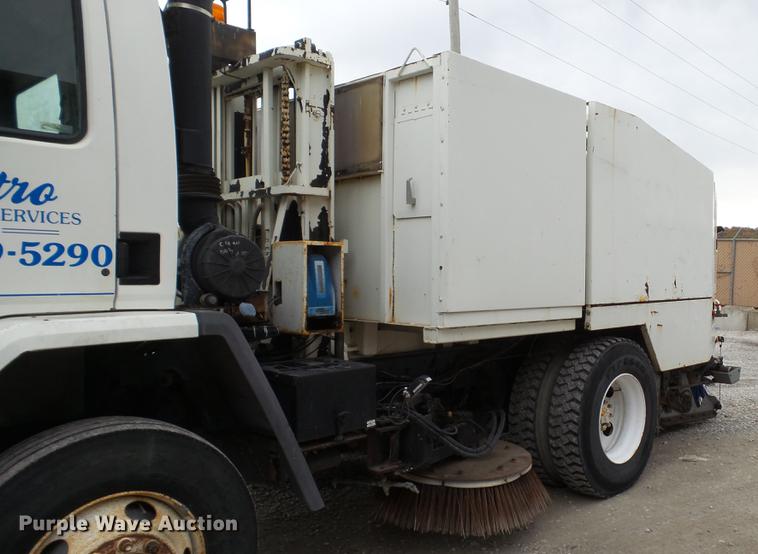 image for item DE4952 1995 Ford CF7000 street sweeper