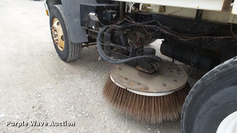 image for item DE4952 1995 Ford CF7000 street sweeper