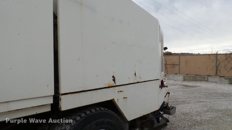 image for item DE4952 1995 Ford CF7000 street sweeper