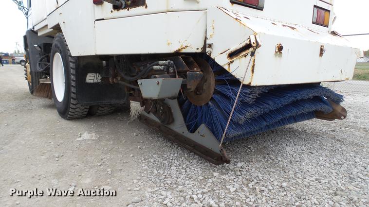 image for item DE4952 1995 Ford CF7000 street sweeper
