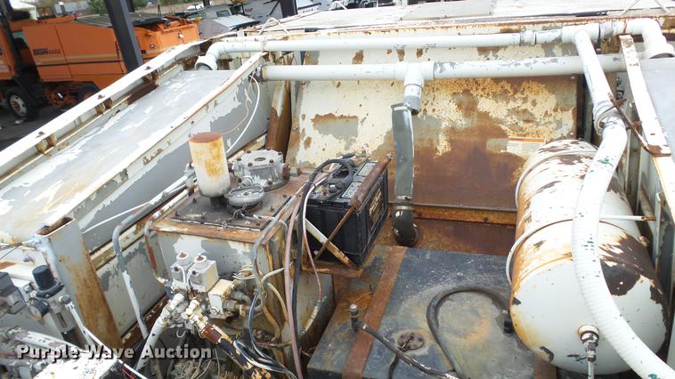 image for item DE4952 1995 Ford CF7000 street sweeper