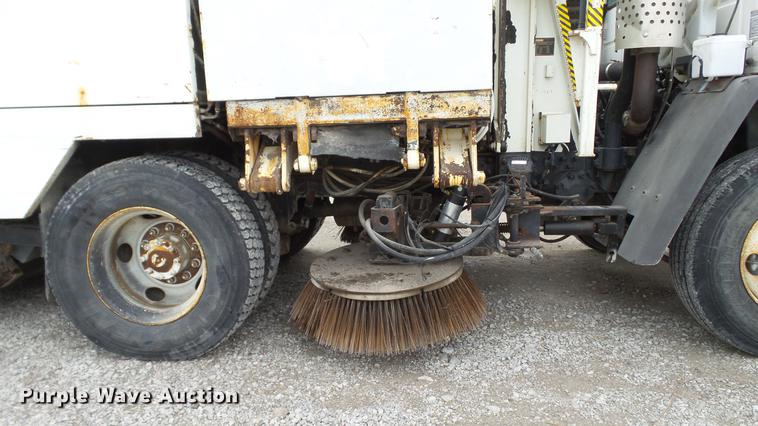 image for item DE4952 1995 Ford CF7000 street sweeper