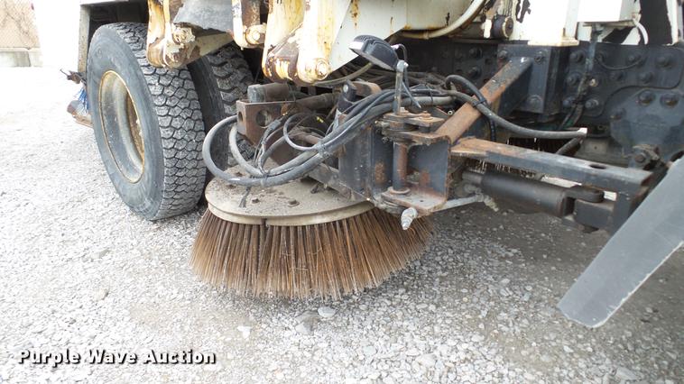 image for item DE4952 1995 Ford CF7000 street sweeper