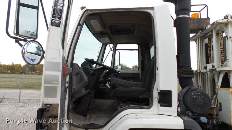 image for item DE4952 1995 Ford CF7000 street sweeper